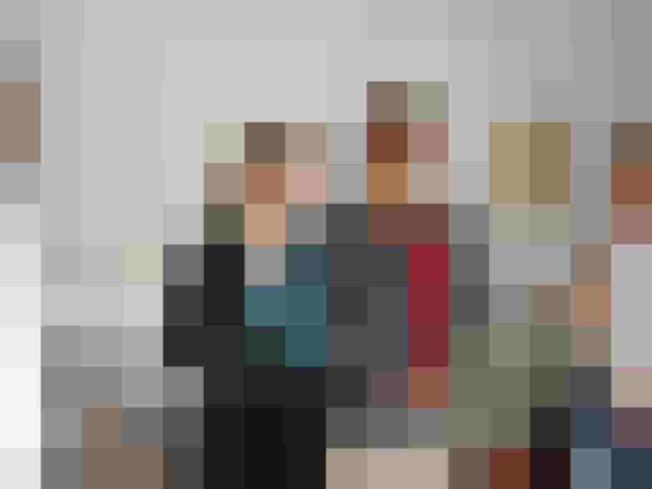 Gruppe von Personen in einem Raum mit Getränken und Gesprächen über Bogenschießen.