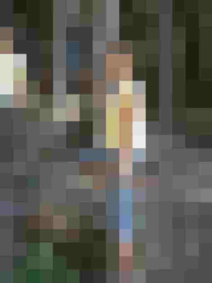 Frau mit Bogen in der Natur, während einer Bogenschieß-Aktivität in Saalfelden.