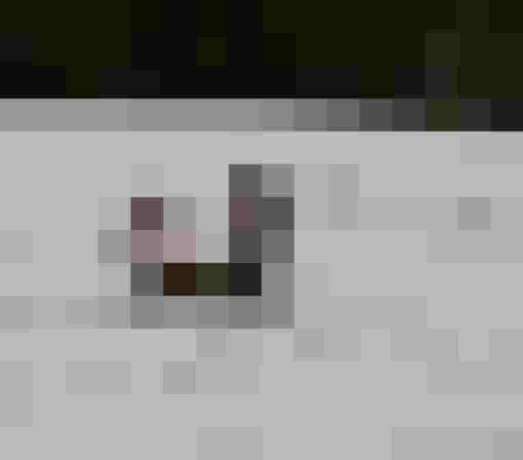 Kinder üben das Bogenschießen auf einem 3D-Ziel in winterlicher Landschaft.