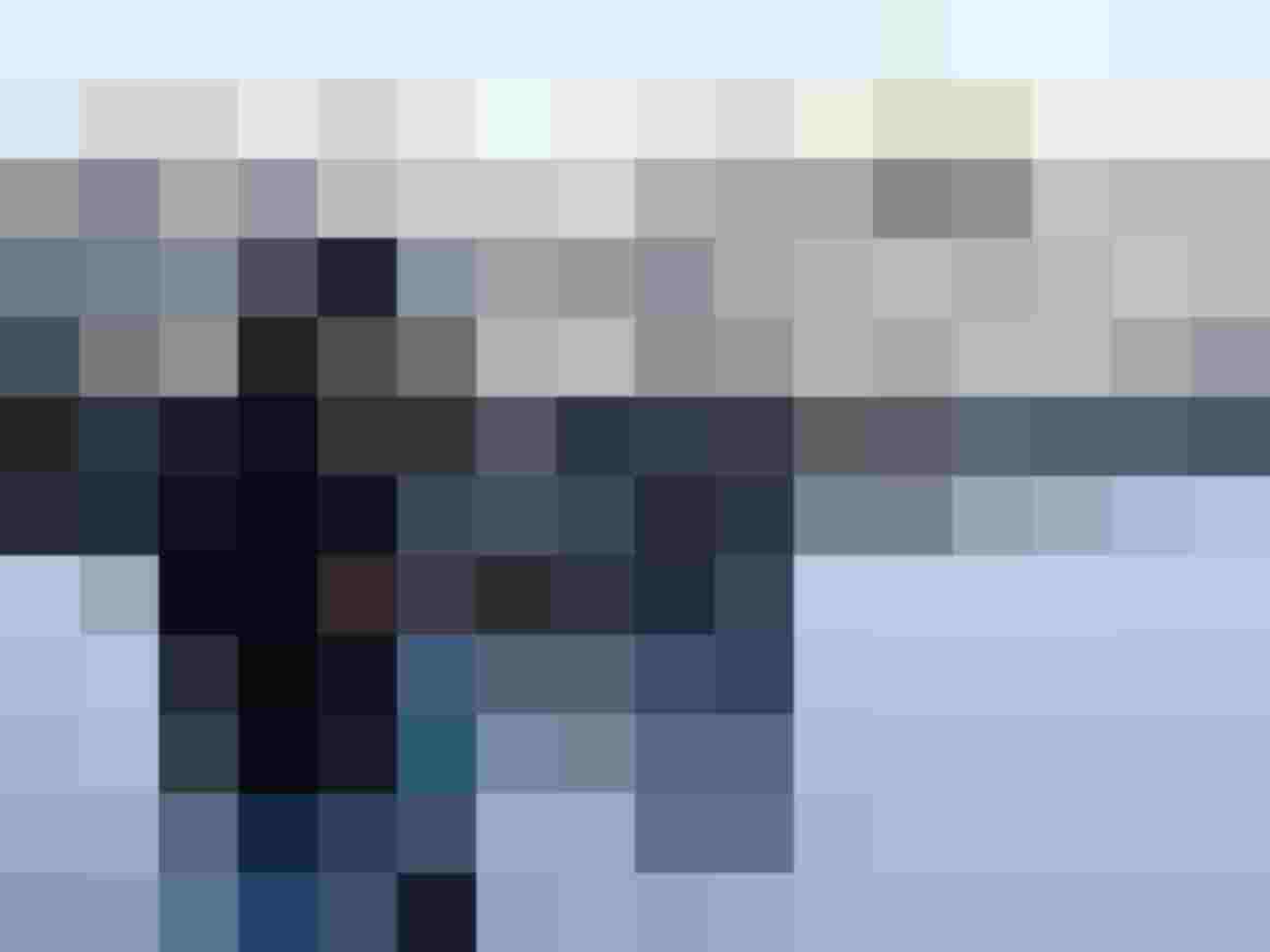 Gruppentraining im Schnee, Bogenschützen zielen auf 3D-Targets, Alpenpanorama im Hintergrund.