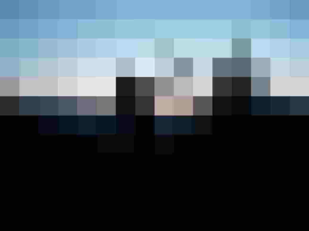 Silhouette einer Person beim Bogenschießen vor einer atemberaubenden Abendkulisse in den Alpen.