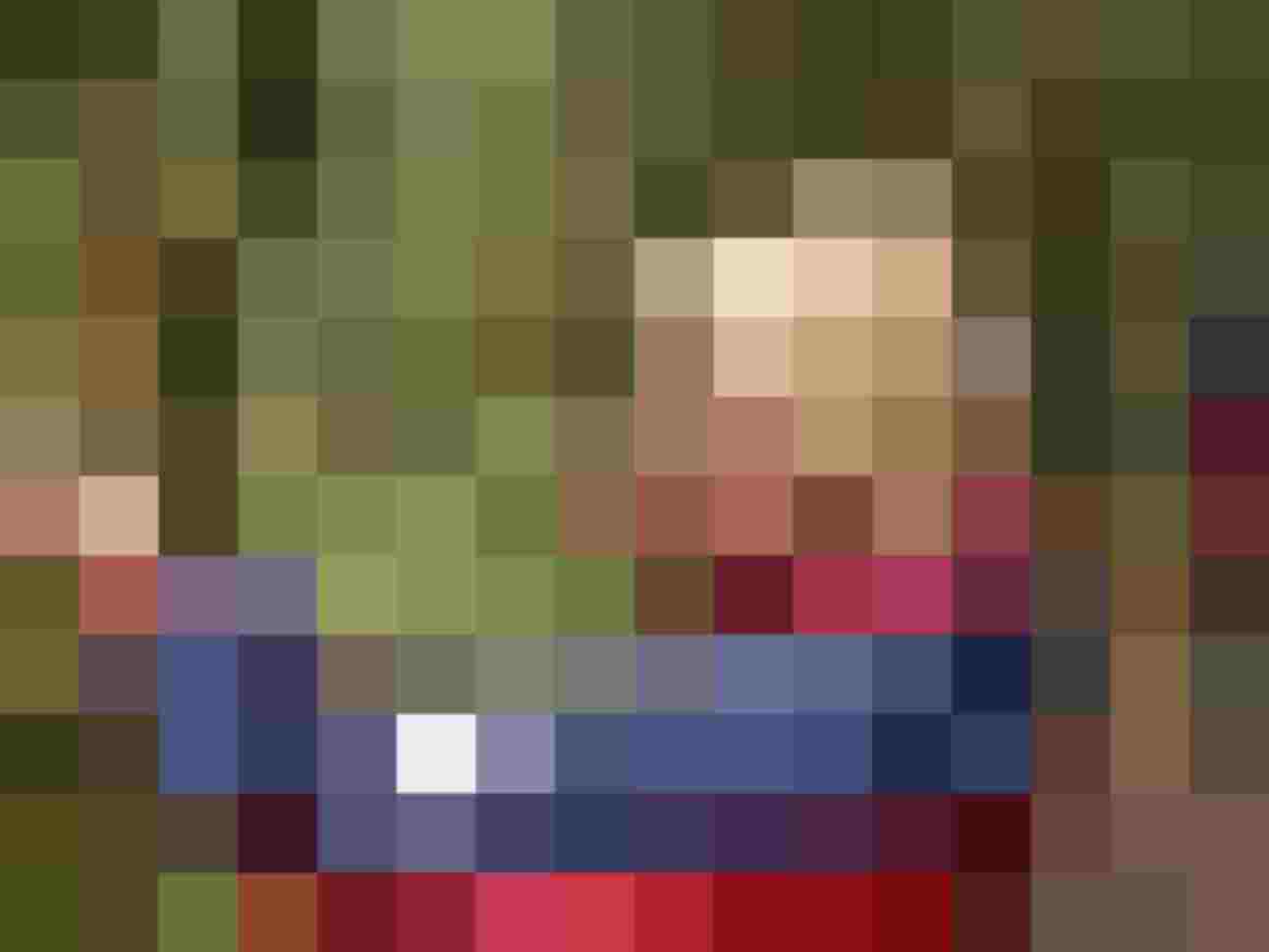 Frau beim Bogenschießen in einem Wald im Großraum Saalfelden, umgeben von Naturlandschaft.