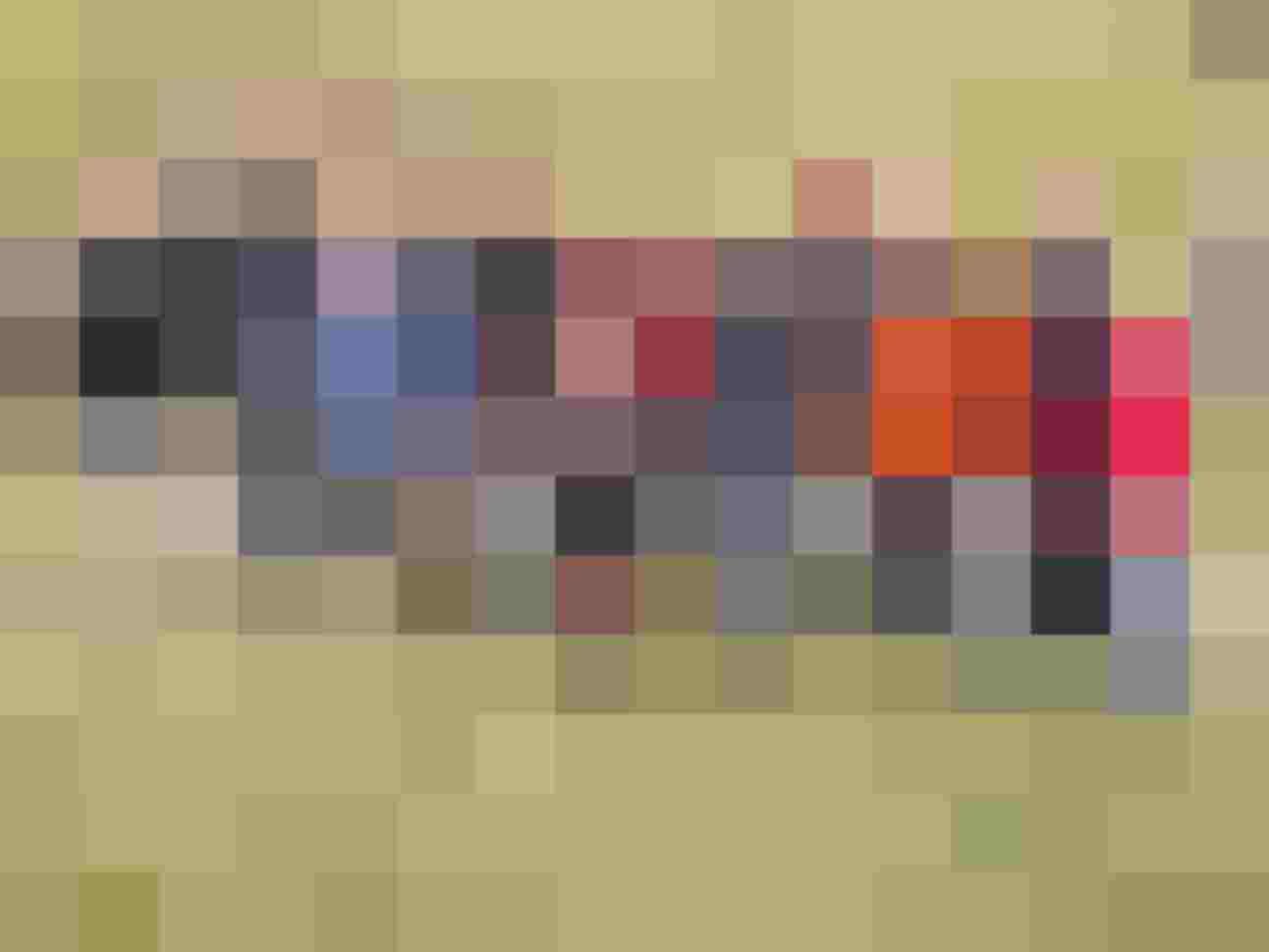 Gruppe von Bogenschützern im Freien, umgeben von Wiesen und Natur im Großraum Saalfelden.