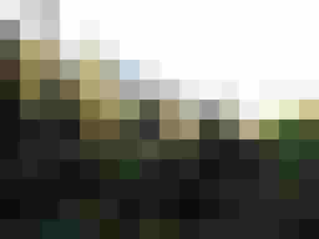 Person beim Bogenschießen in der Natur mit Blick auf die Berge im Großraum Saalfelden.