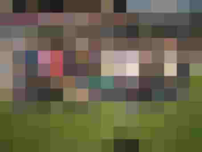 Gruppe von Bogenschützen mit Bögen vor der Pinzgauer Bogensportschule in Saalfelden.